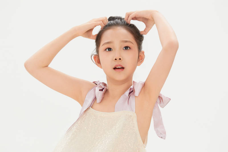 白色背景里的活泼可爱的中国小女孩儿童