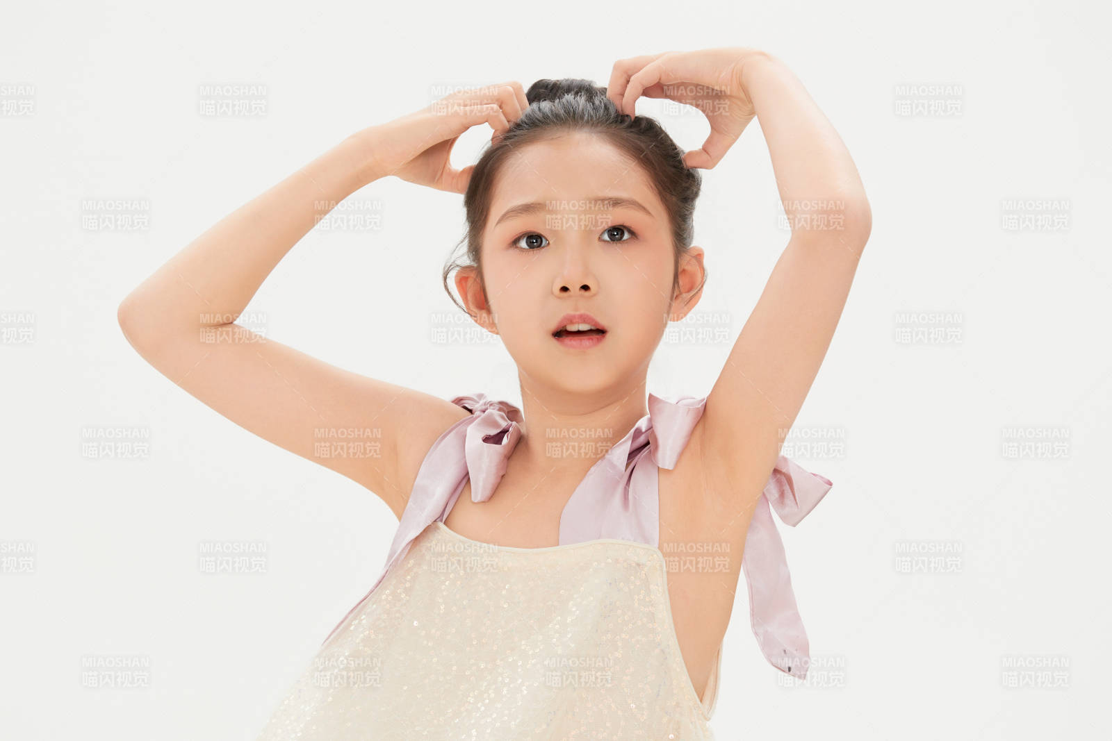 白色背景里的活泼可爱的中国小女孩儿童