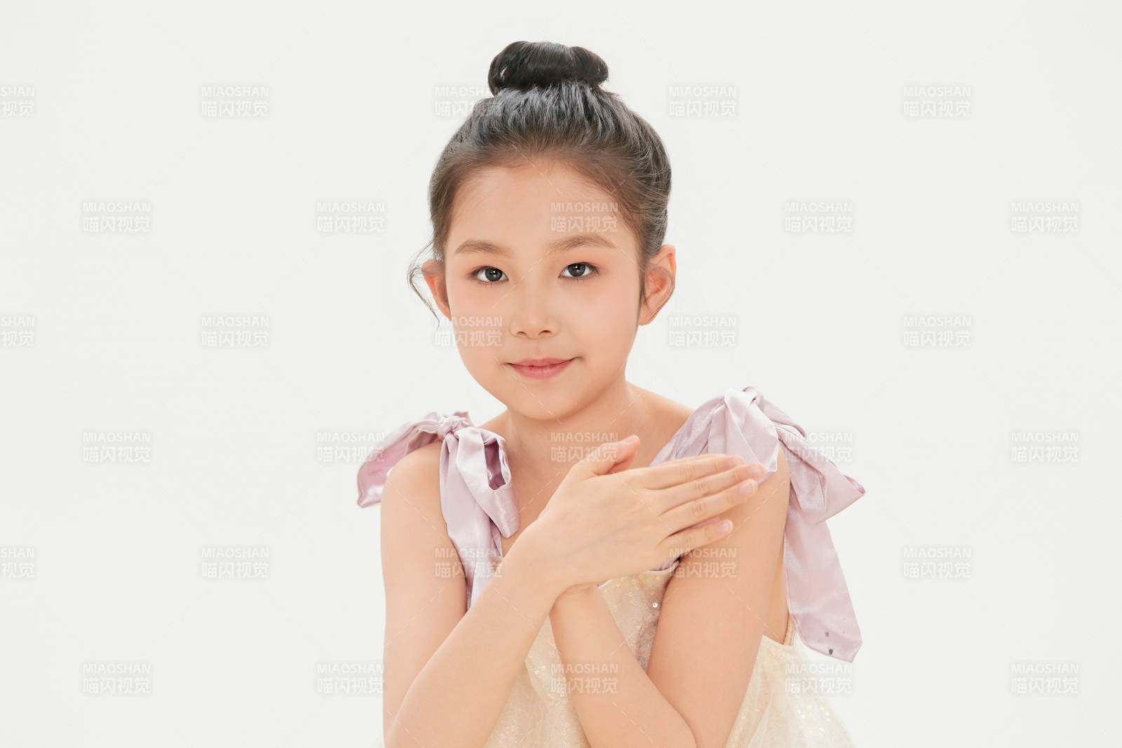 白色背景里的活潑可愛的中國小女孩兒童