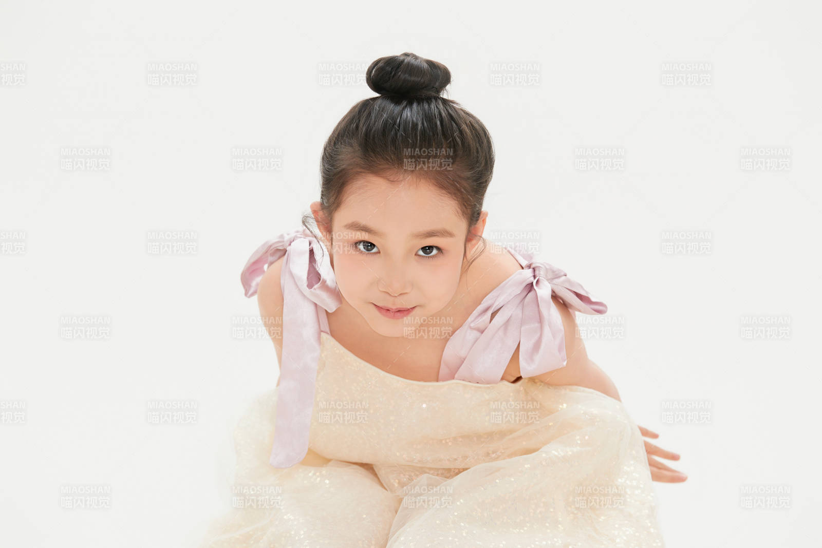 白色背景里的活潑可愛的中國小女孩兒童