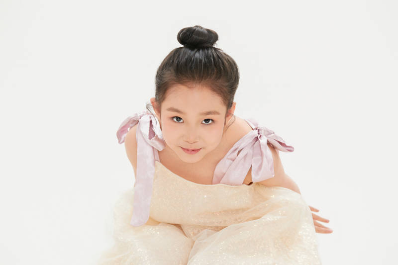 白色背景里的活潑可愛的中國小女孩兒童