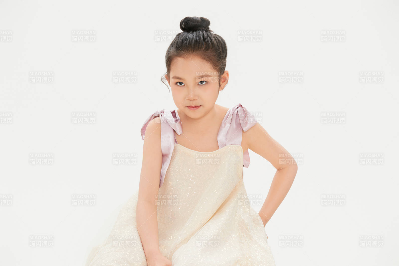 白色背景里的活潑可愛的中國小女孩兒童