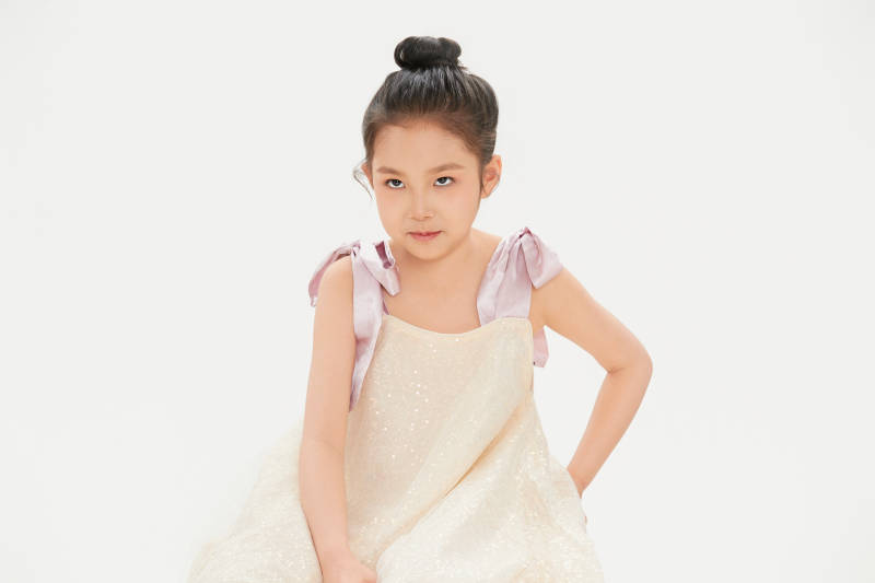 白色背景里的活潑可愛的中國小女孩兒童