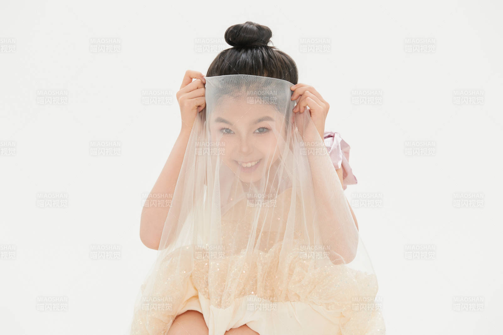 白色背景里的活潑可愛的中國小女孩兒童