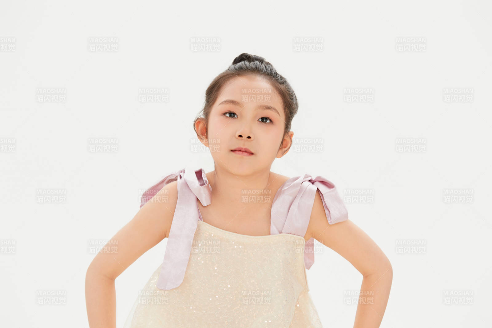 白色背景里的活泼可爱的中国小女孩儿童