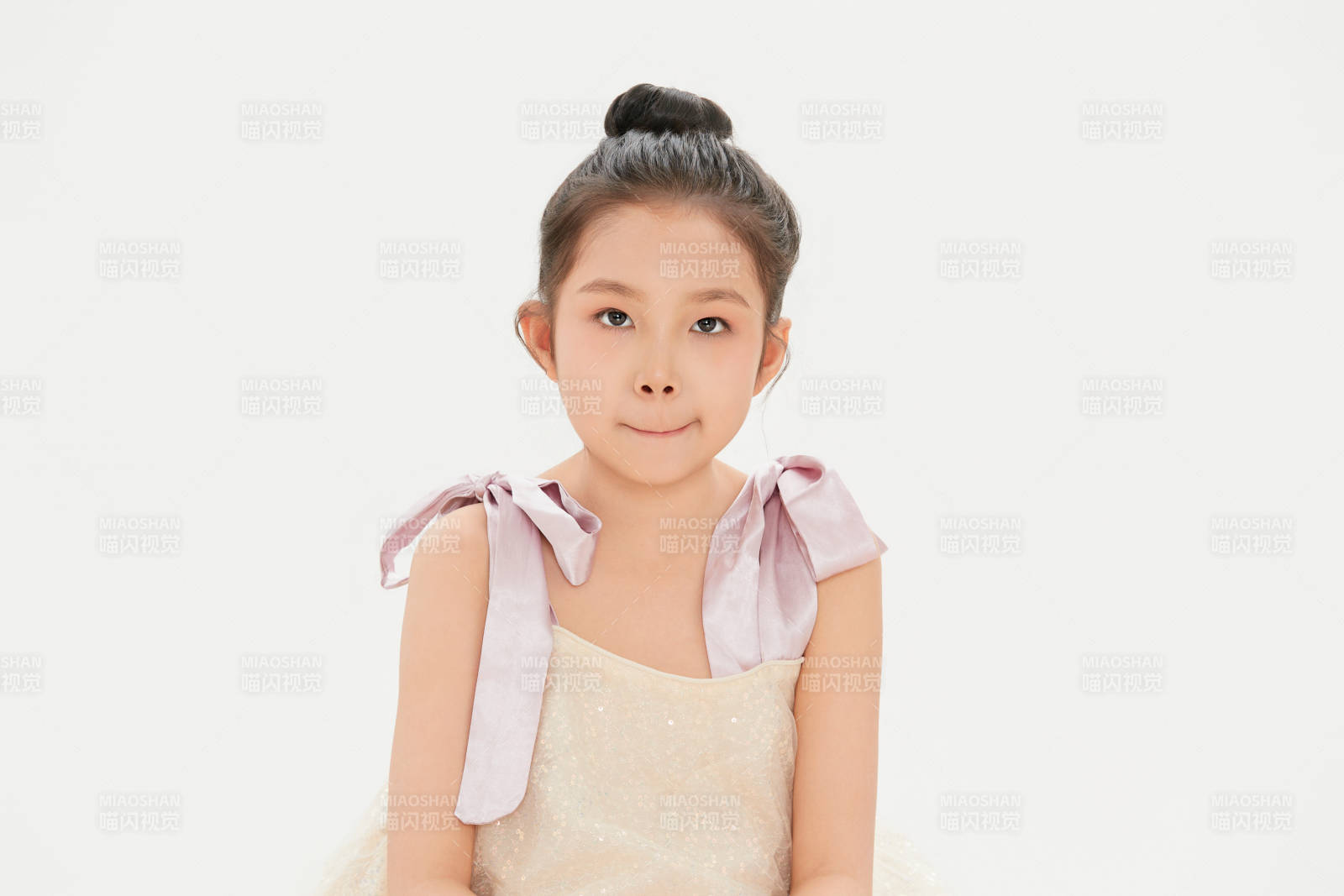 白色背景里的活泼可爱的中国小女孩儿童