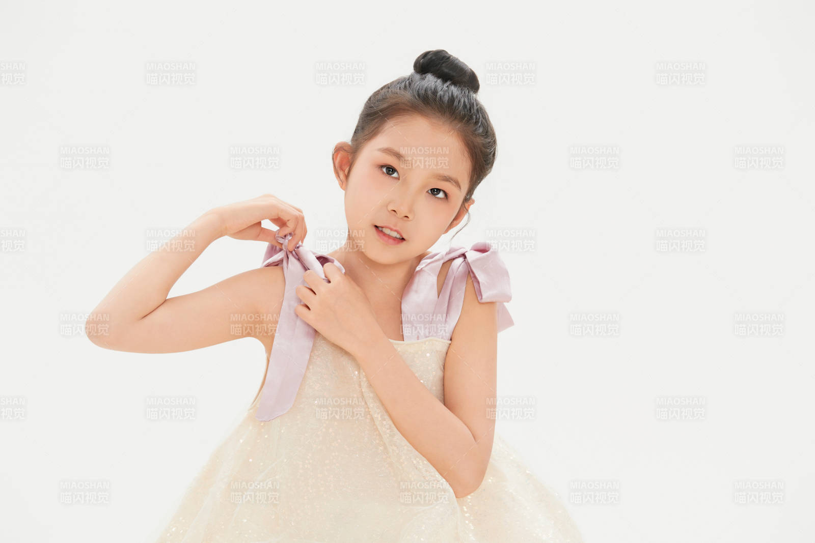 白色背景里的活潑可愛的中國小女孩兒童