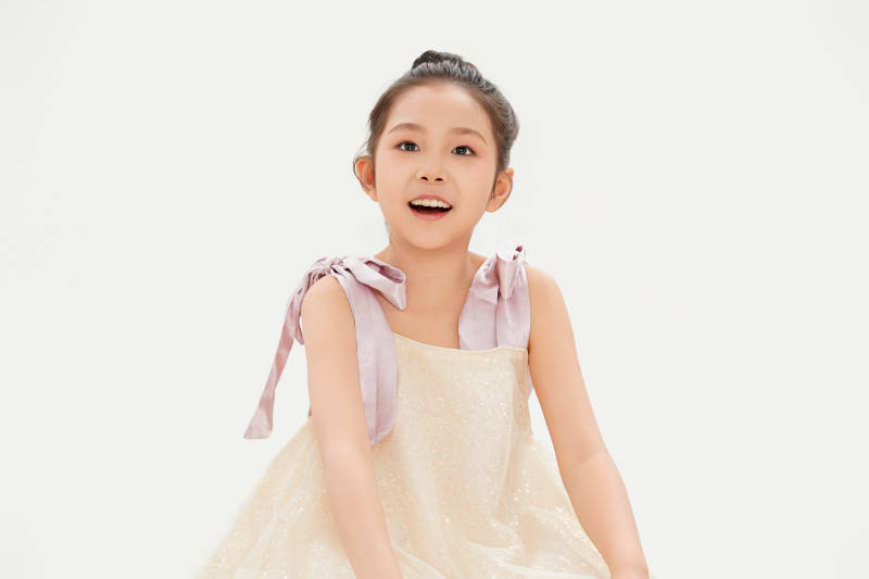 白色背景里的活泼可爱的中国小女孩儿童