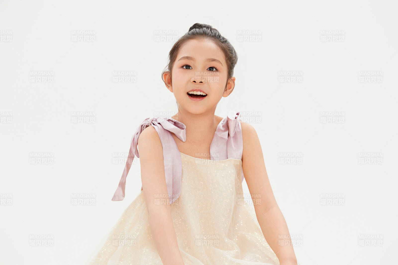 白色背景里的活泼可爱的中国小女孩儿童