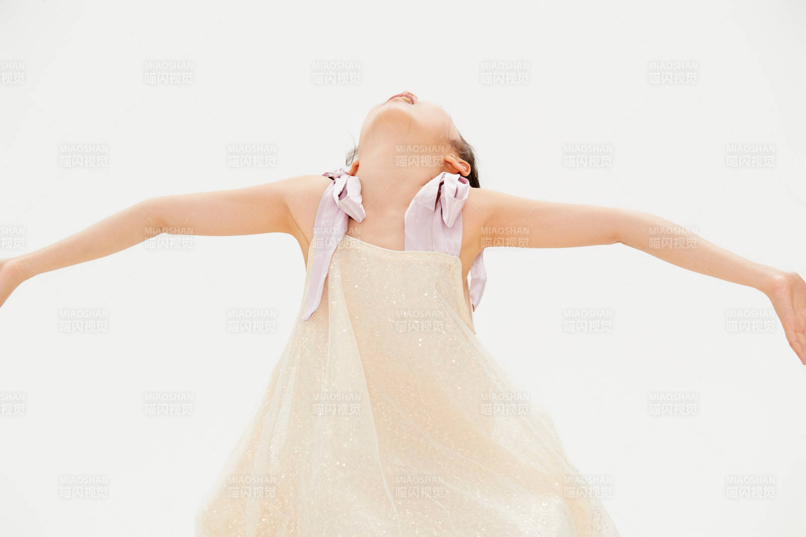 白色背景里的活潑可愛的中國小女孩兒童