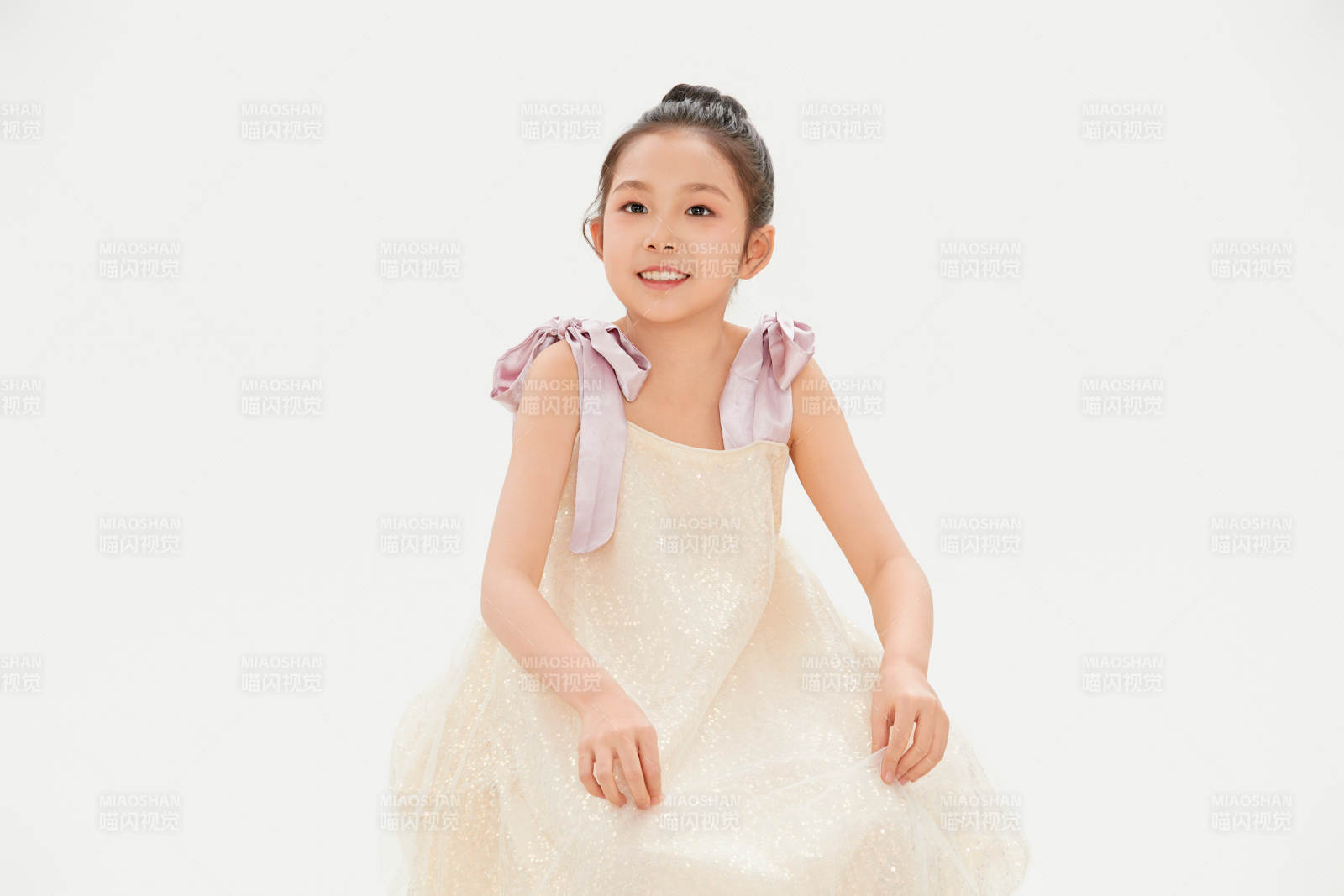 白色背景里的活泼可爱的中国小女孩儿童