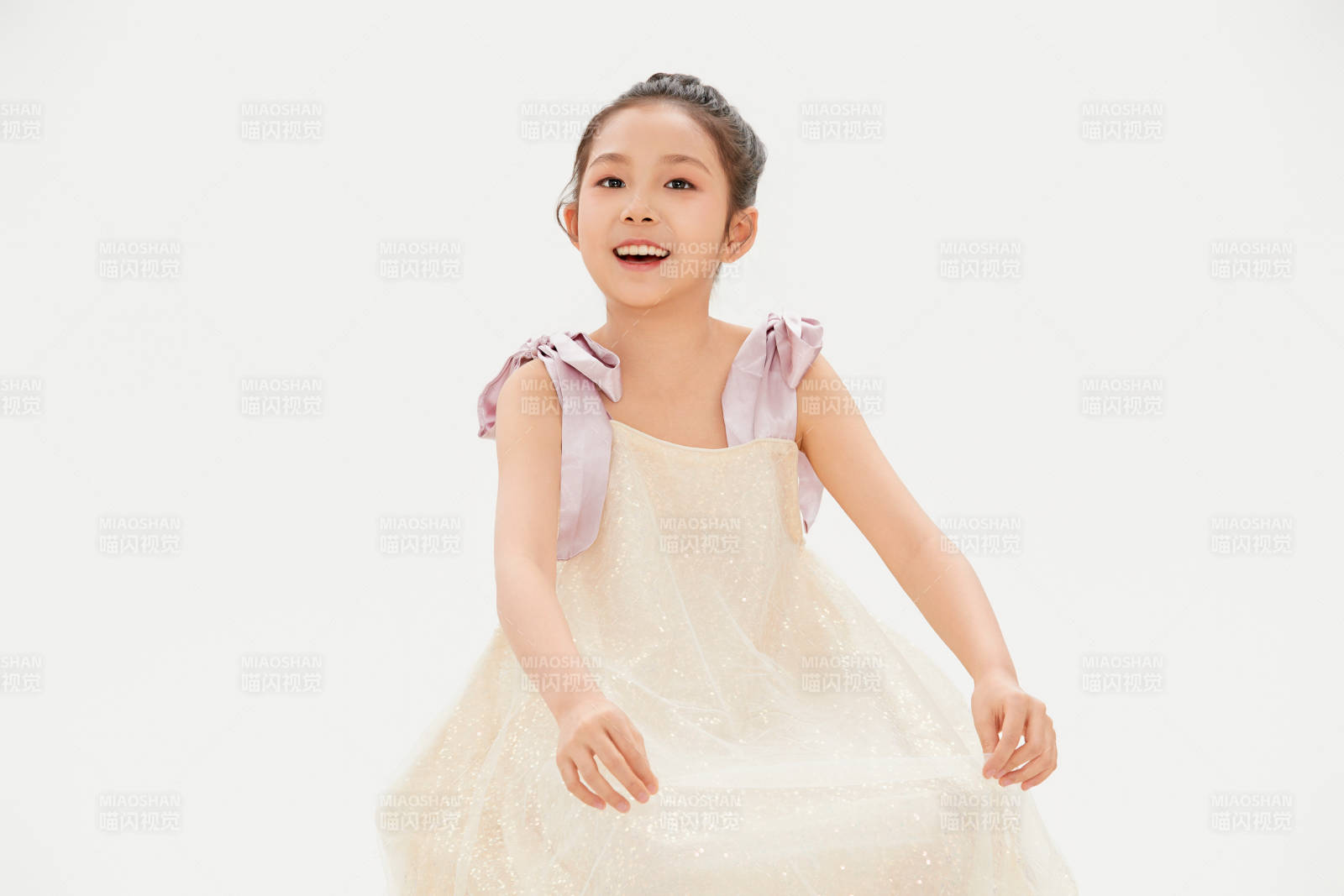 白色背景里的活泼可爱的中国小女孩儿童