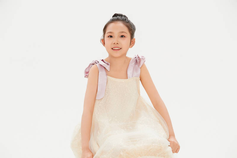 白色背景里的活泼可爱的中国小女孩儿童