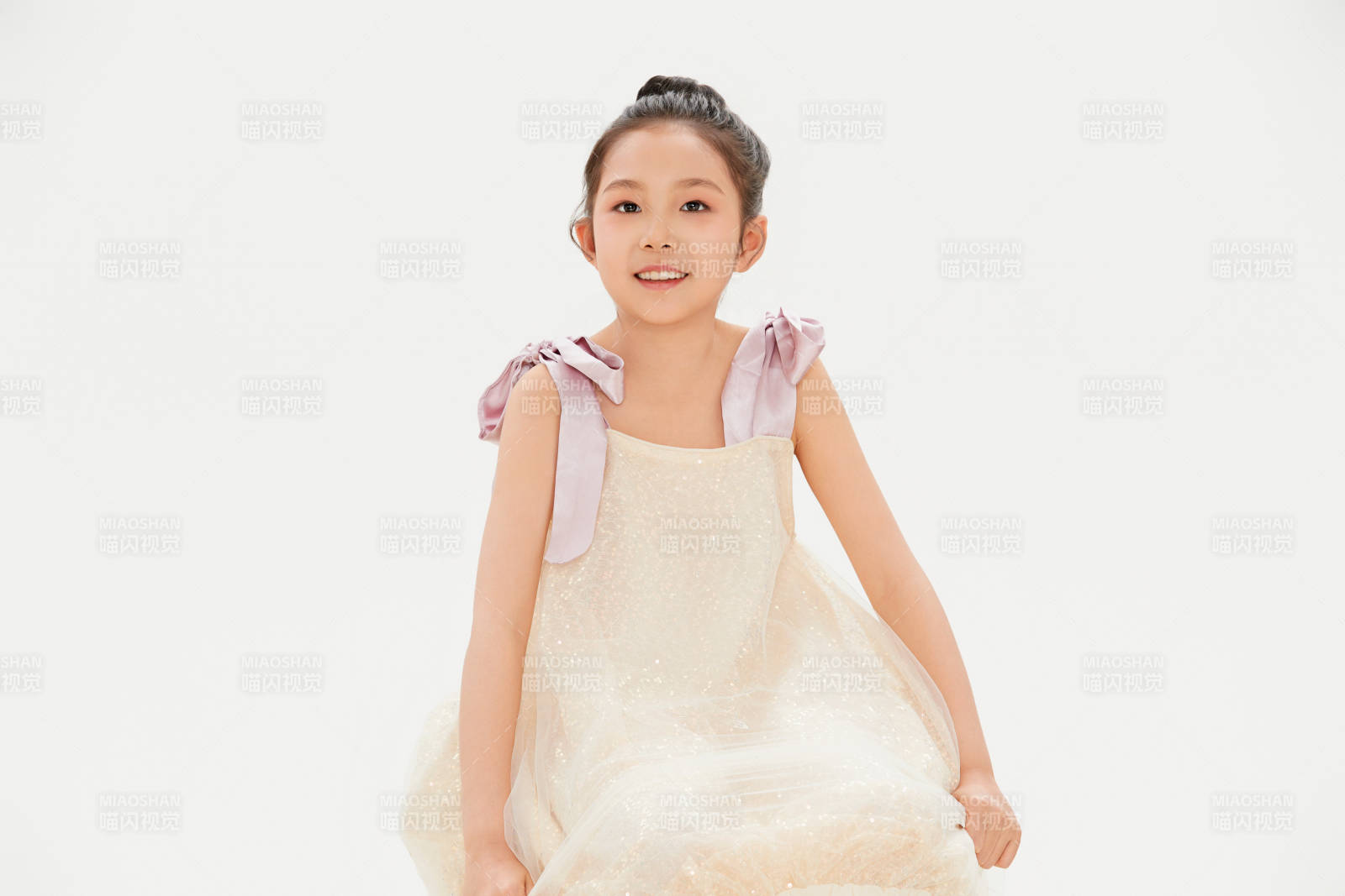 白色背景里的活泼可爱的中国小女孩儿童