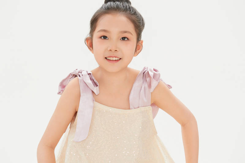 白色背景里的活泼可爱的中国小女孩儿童