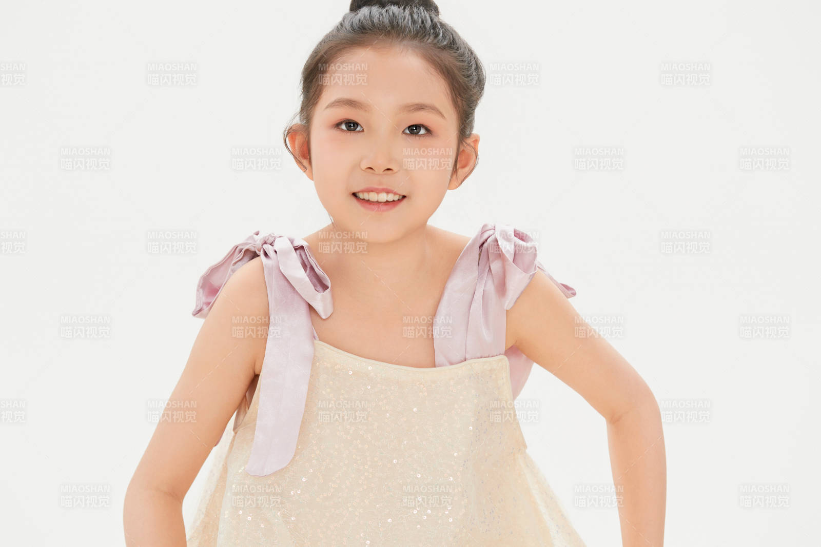 白色背景里的活泼可爱的中国小女孩儿童