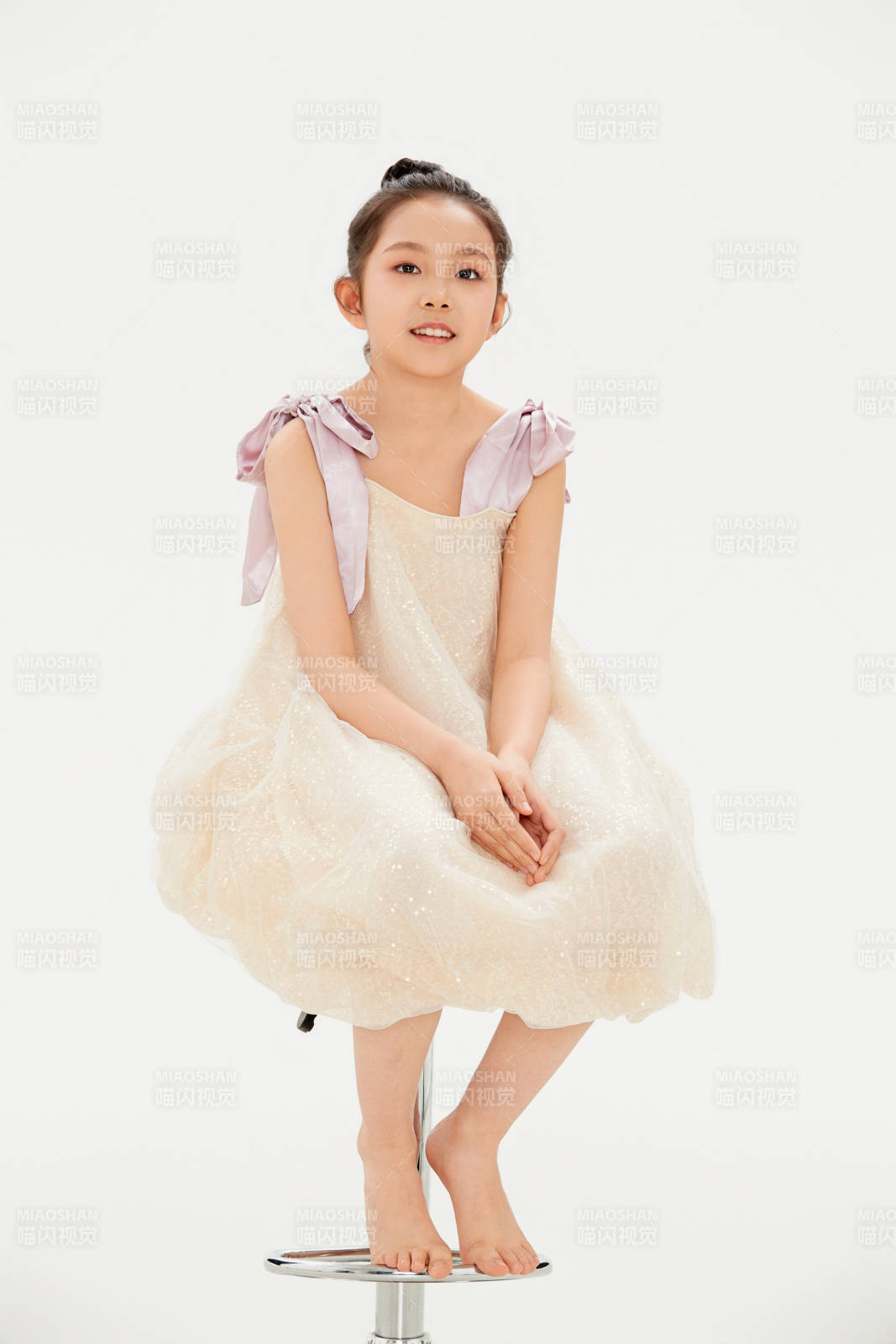 白色背景里的活泼可爱的中国小女孩儿童