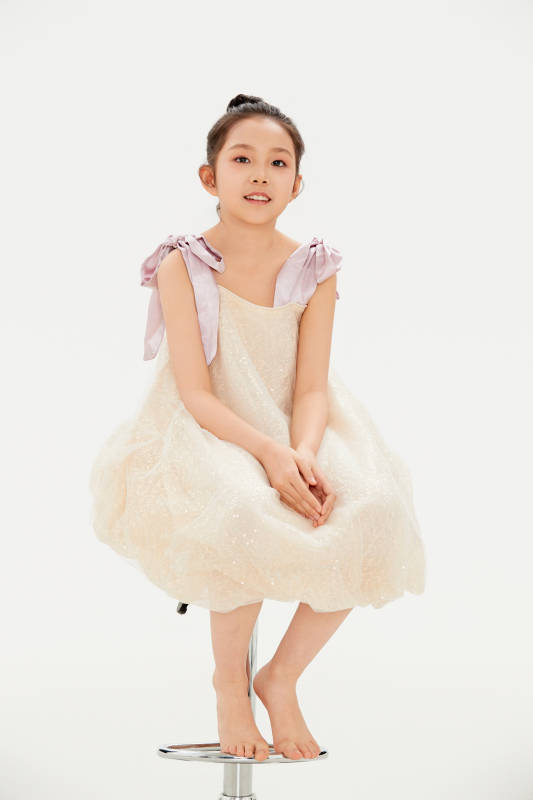 白色背景里的活泼可爱的中国小女孩儿童