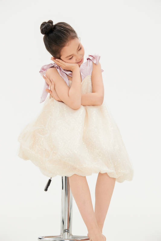 白色背景里的活潑可愛的中國小女孩兒童