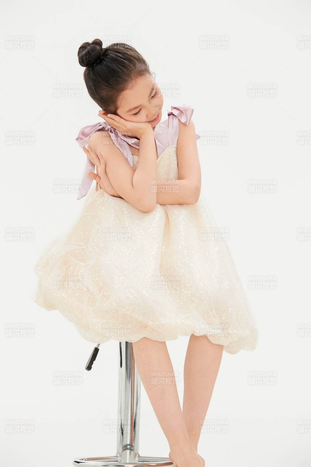 白色背景里的活潑可愛(ài)的中國(guó)小女孩兒童