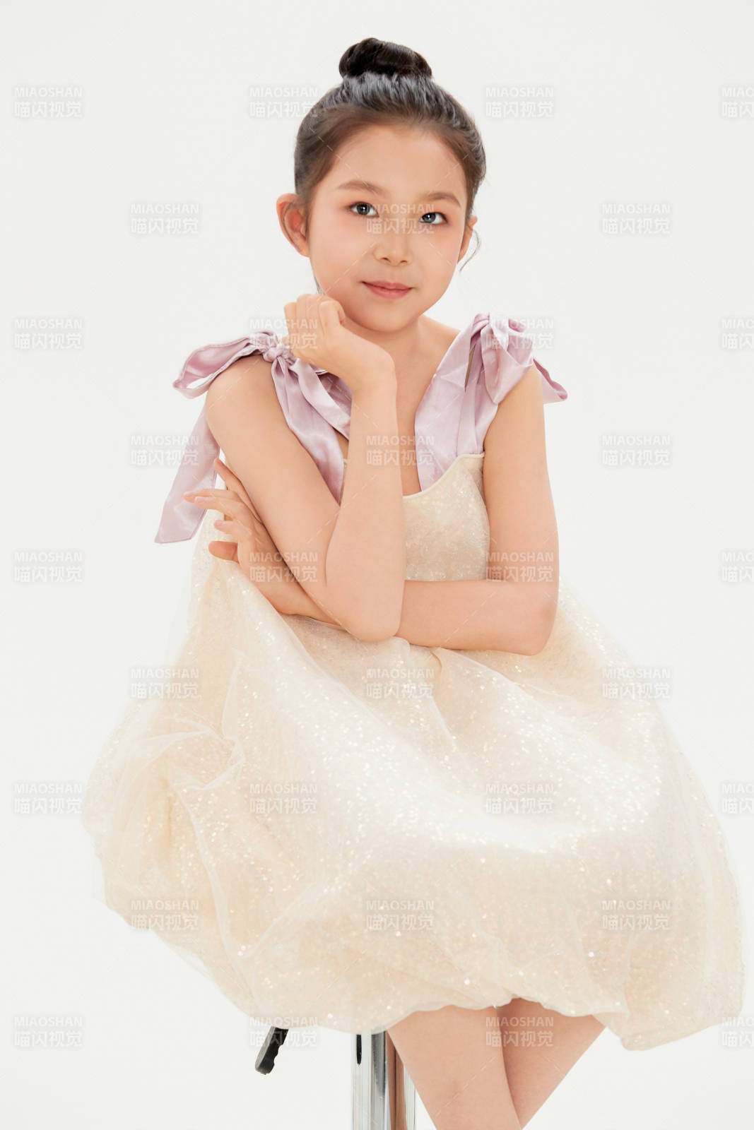 白色背景里的活潑可愛的中國小女孩兒童