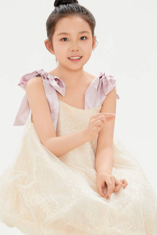 白色背景里的活泼可爱的中国小女孩儿童