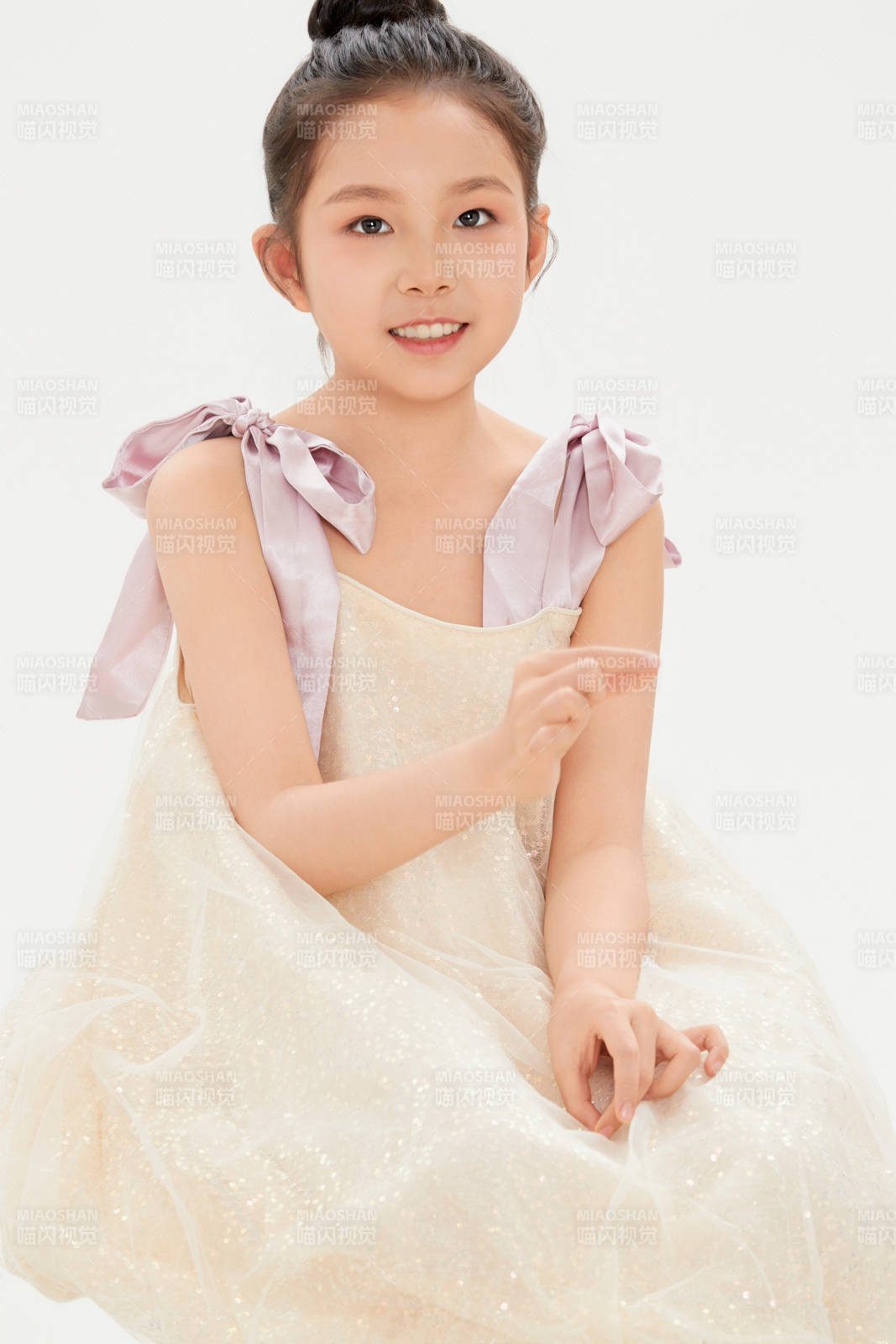 白色背景里的活泼可爱的中国小女孩儿童