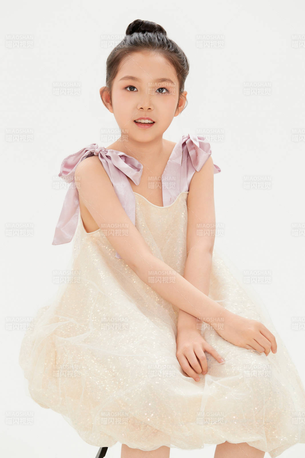 白色背景里的活泼可爱的中国小女孩儿童