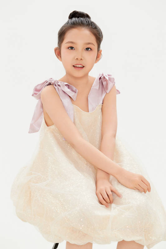 白色背景里的活泼可爱的中国小女孩儿童