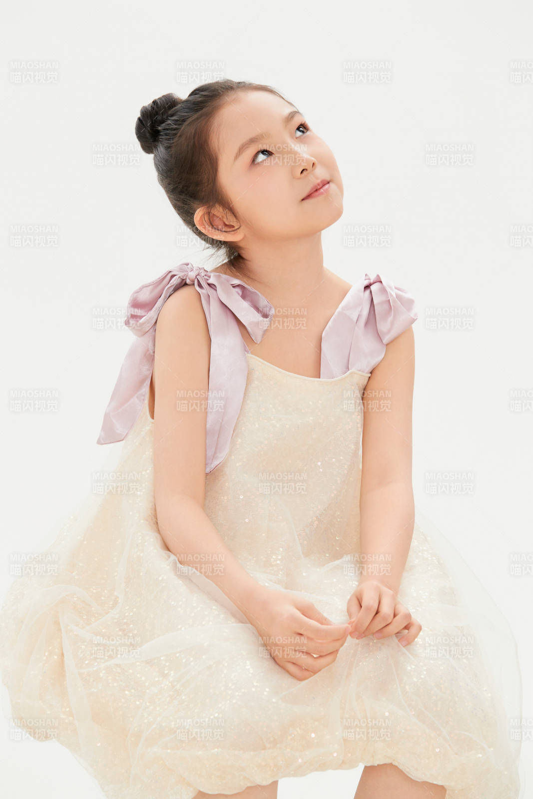 白色背景里的活泼可爱的中国小女孩儿童