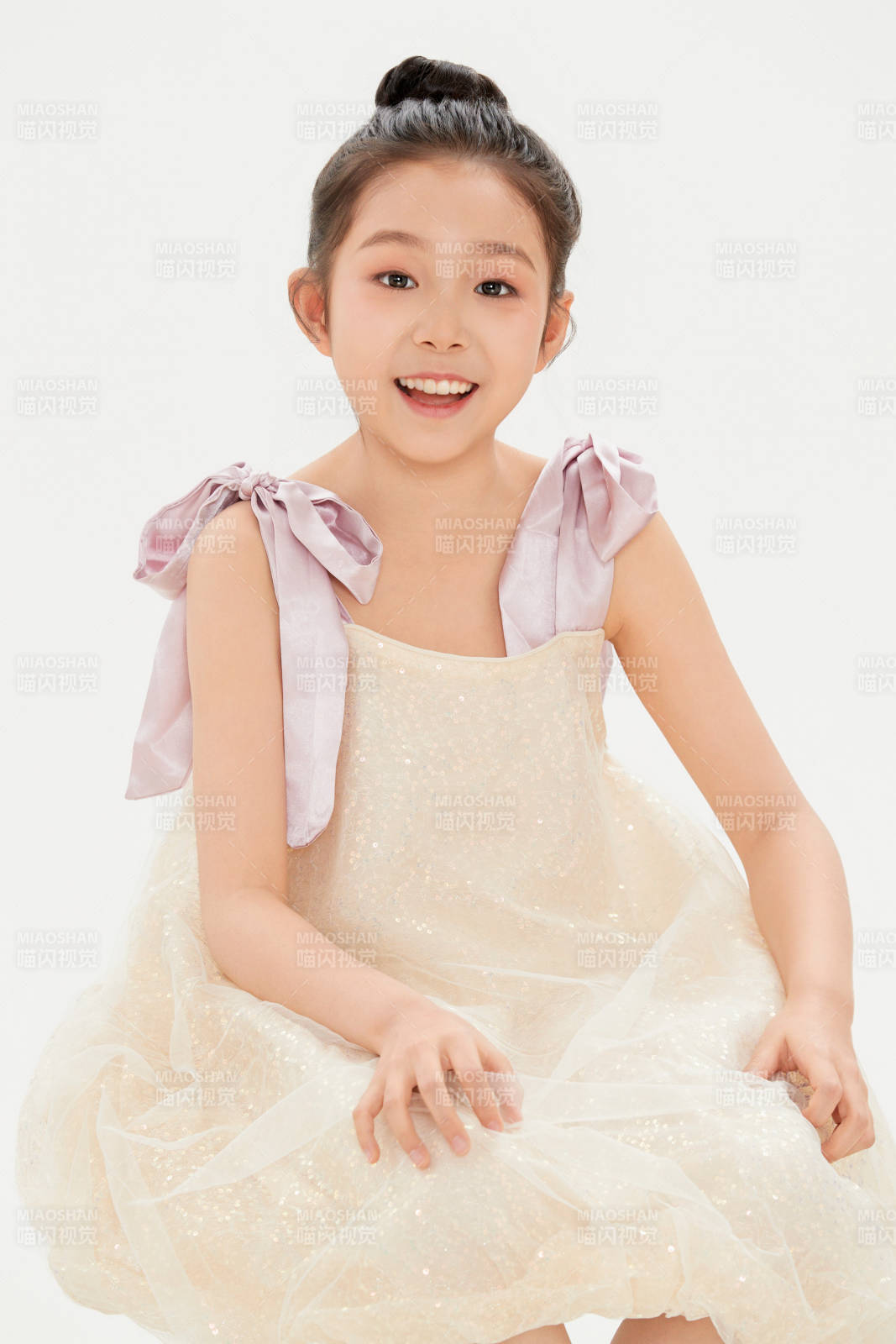 白色背景里的活潑可愛的中國小女孩兒童