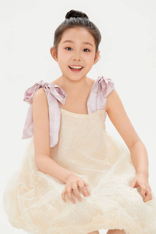 白色背景里的活潑可愛的中國小女孩兒童