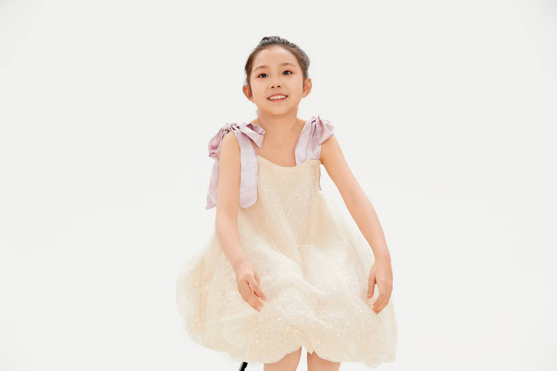 白色背景里的活泼可爱的中国小女孩儿童