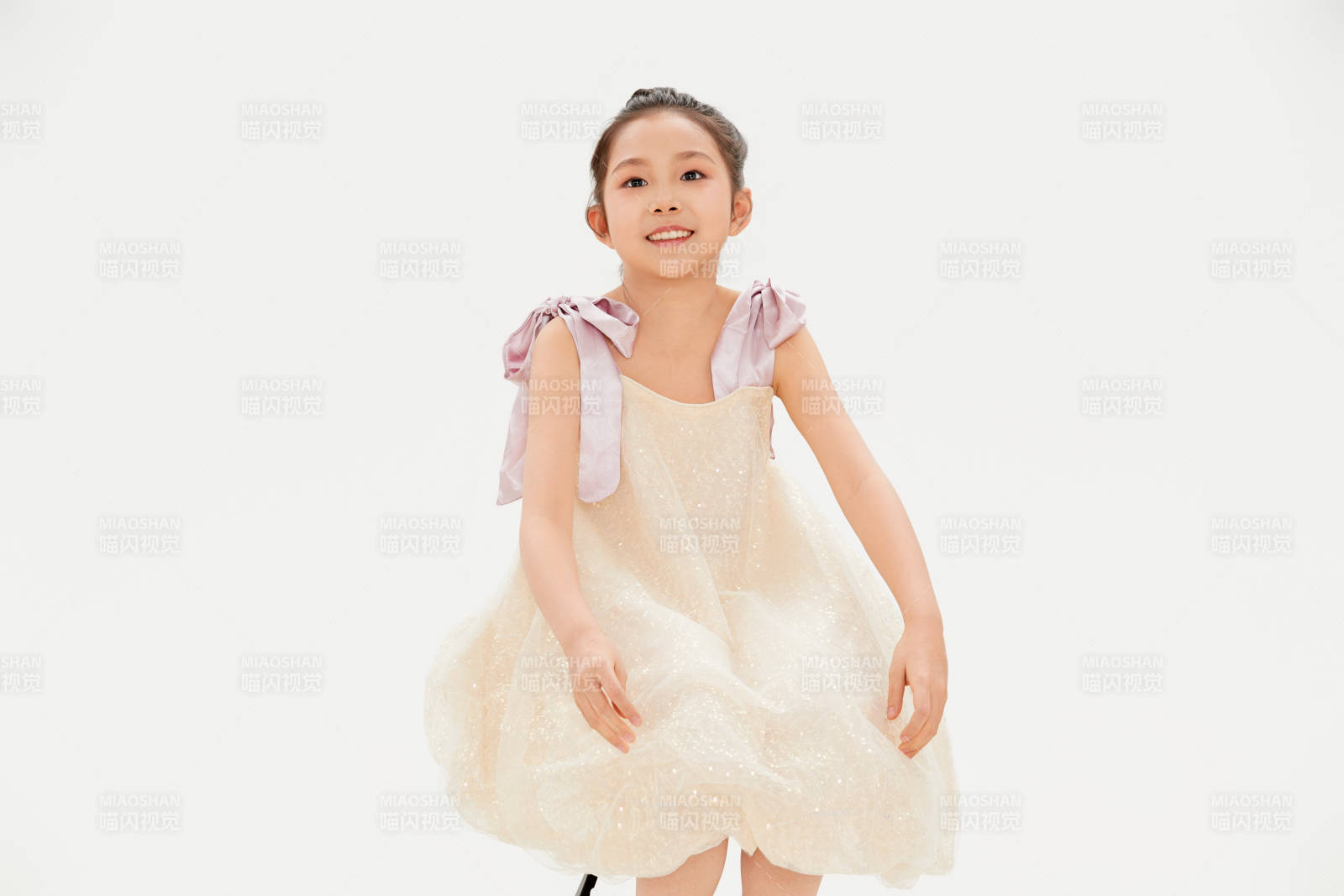 白色背景里的活泼可爱的中国小女孩儿童
