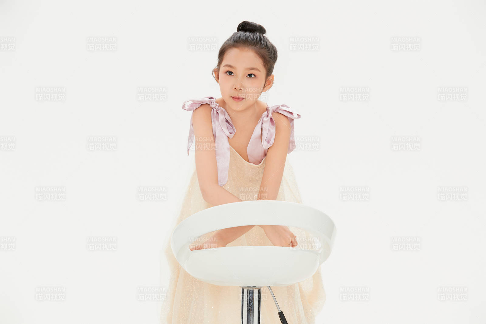 白色背景里的活潑可愛的中國小女孩兒童