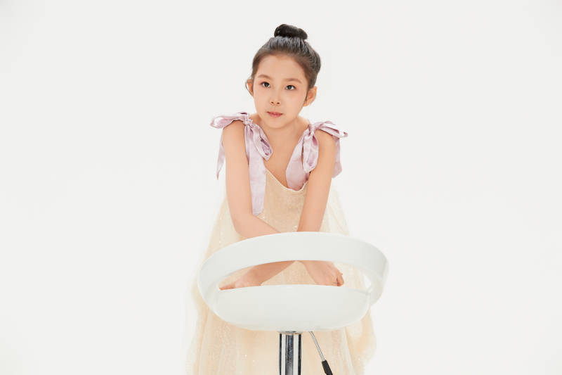 白色背景里的活泼可爱的中国小女孩儿童