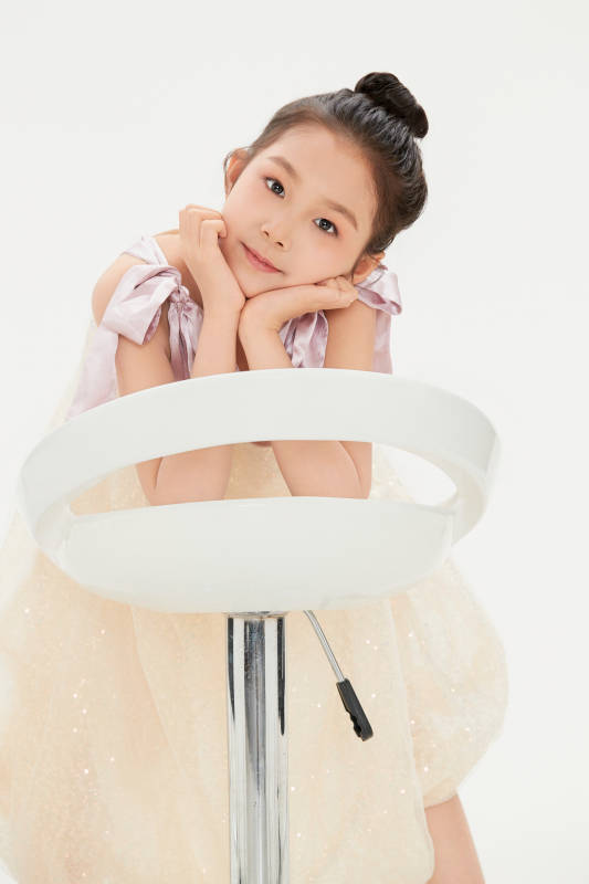 白色背景里的活泼可爱的中国小女孩儿童