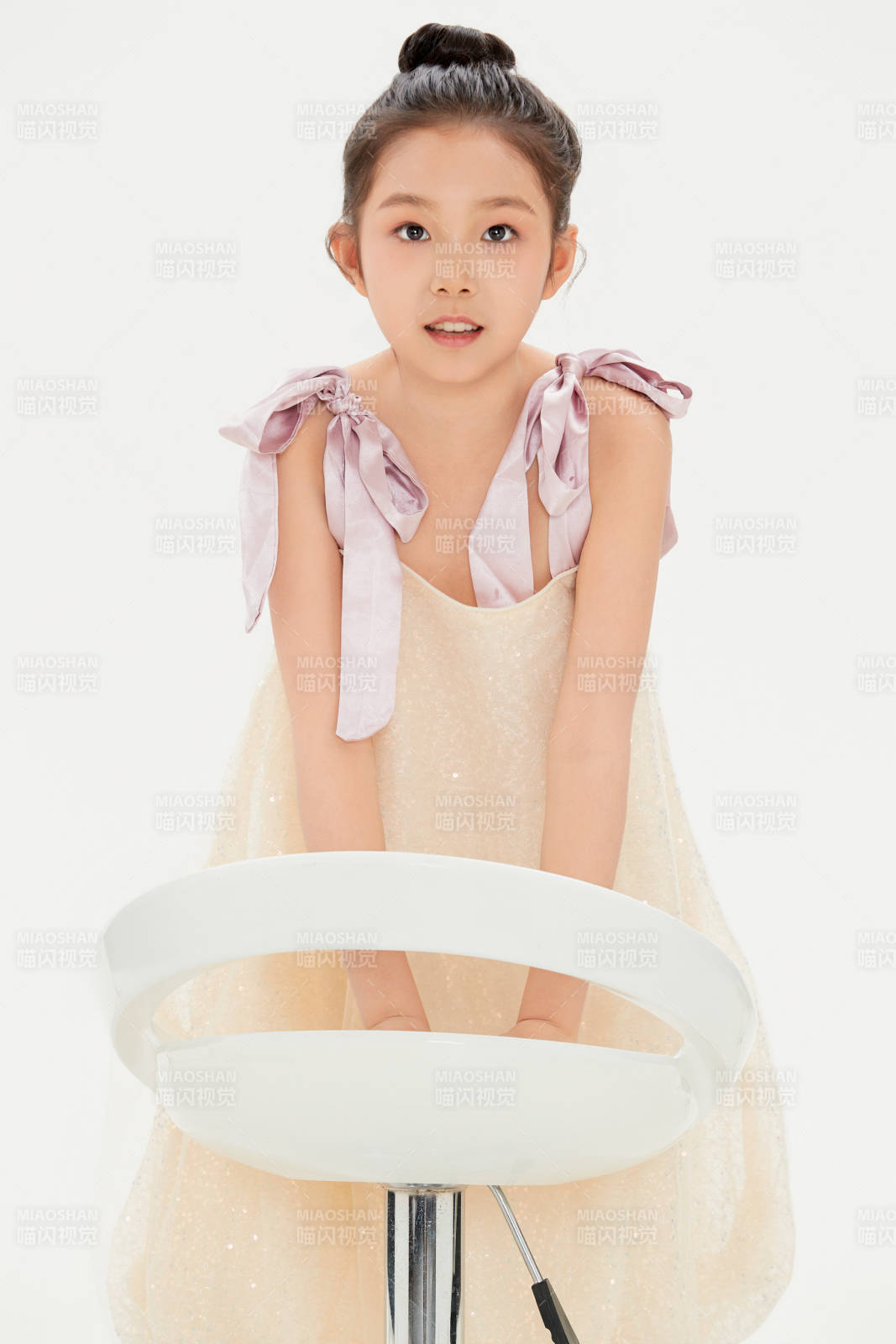 白色背景里的活泼可爱的中国小女孩儿童