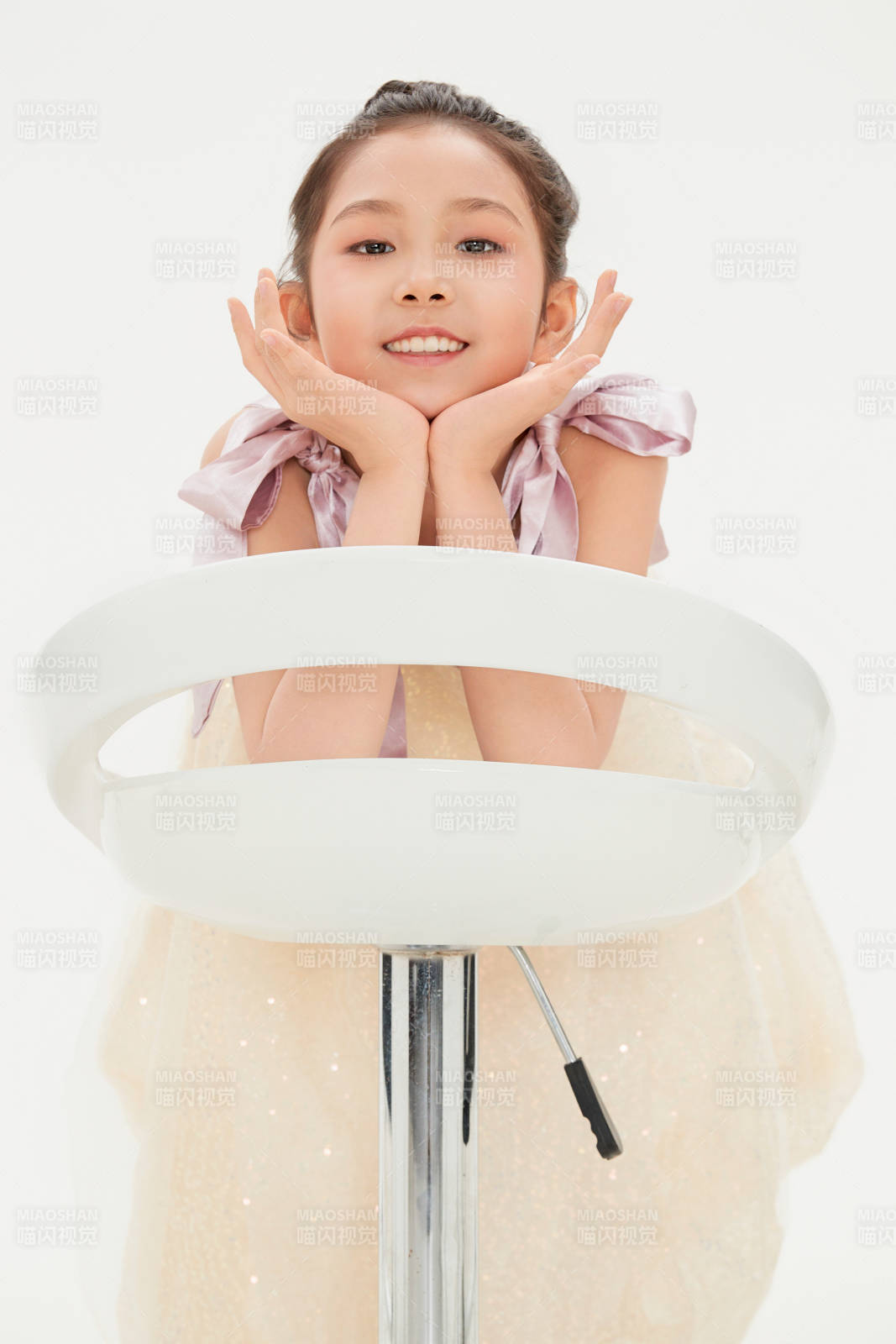 白色背景里的活泼可爱的中国小女孩儿童