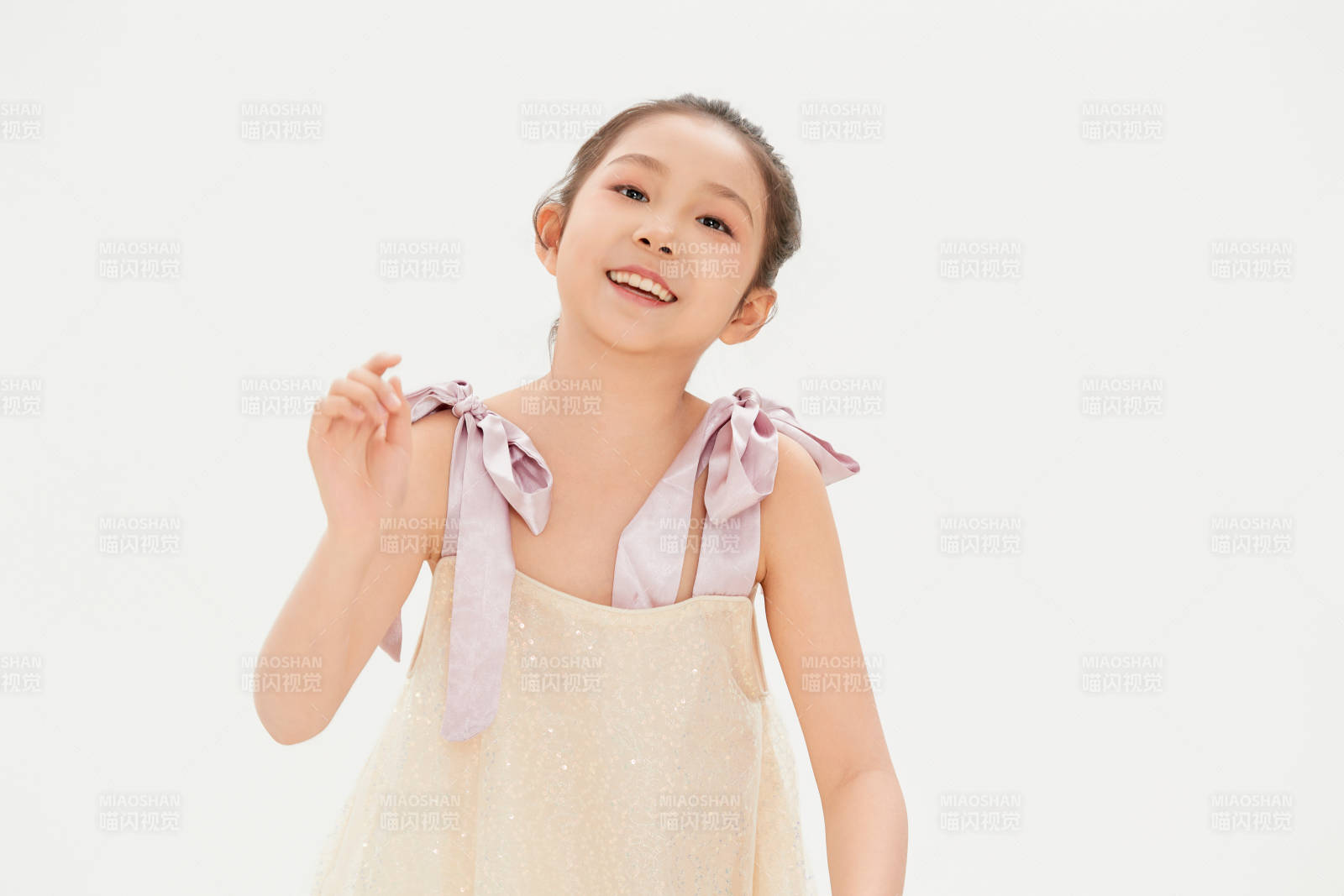 白色背景里的活泼可爱的中国小女孩儿童