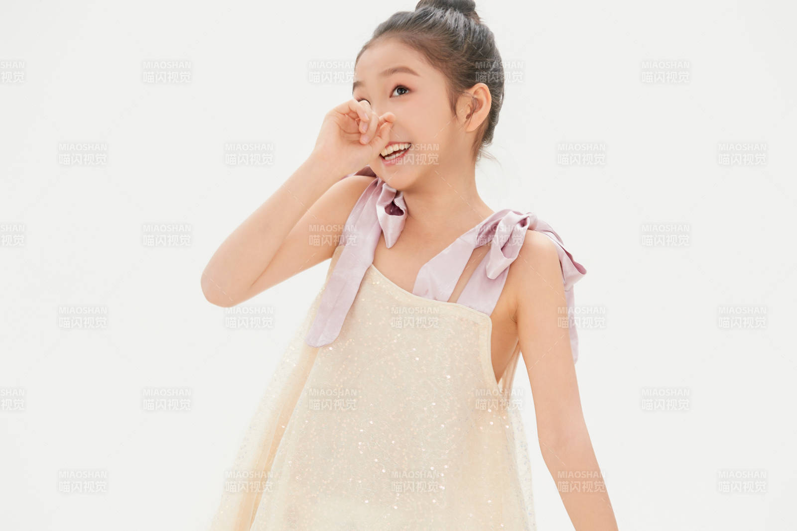 白色背景里的活泼可爱的中国小女孩儿童