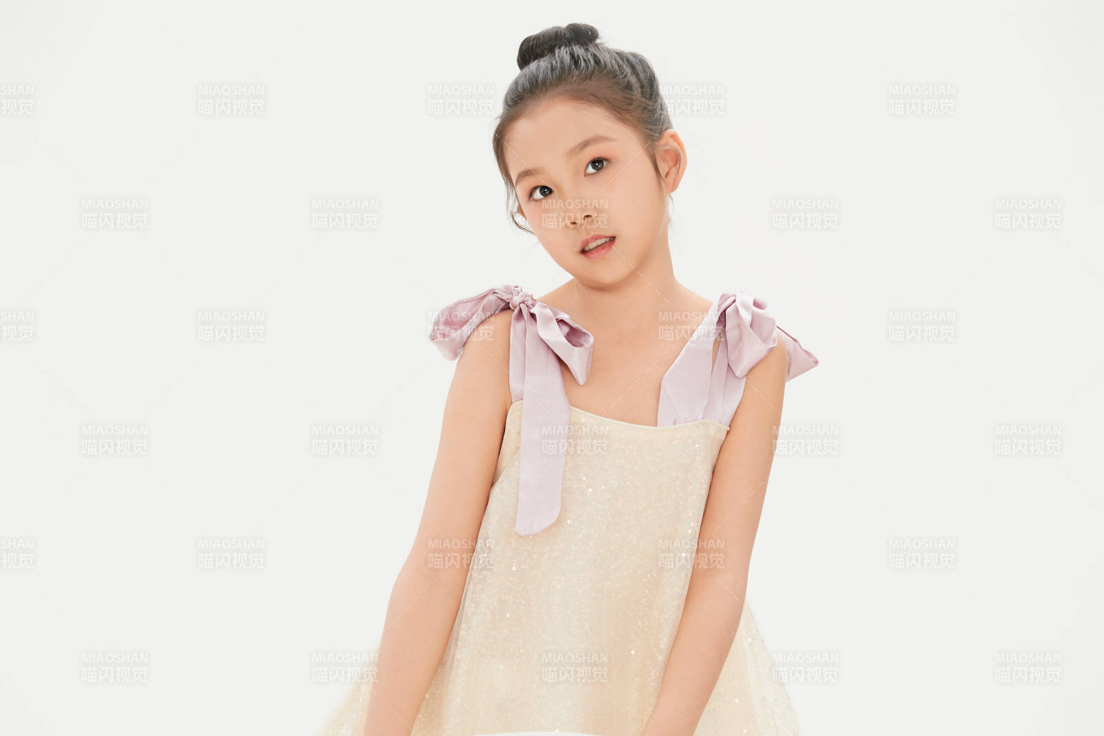 白色背景里的活泼可爱的中国小女孩儿童