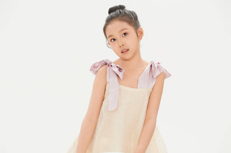 白色背景里的活泼可爱的中国小女孩儿童