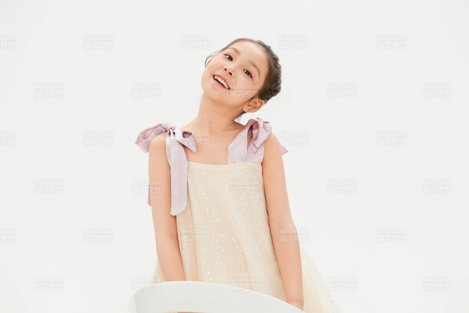 白色背景里的活泼可爱的中国小女孩儿童