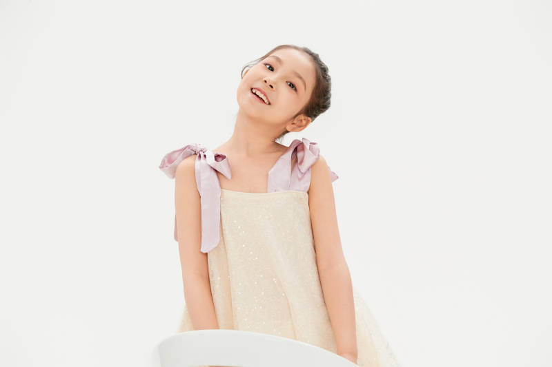 白色背景里的活泼可爱的中国小女孩儿童