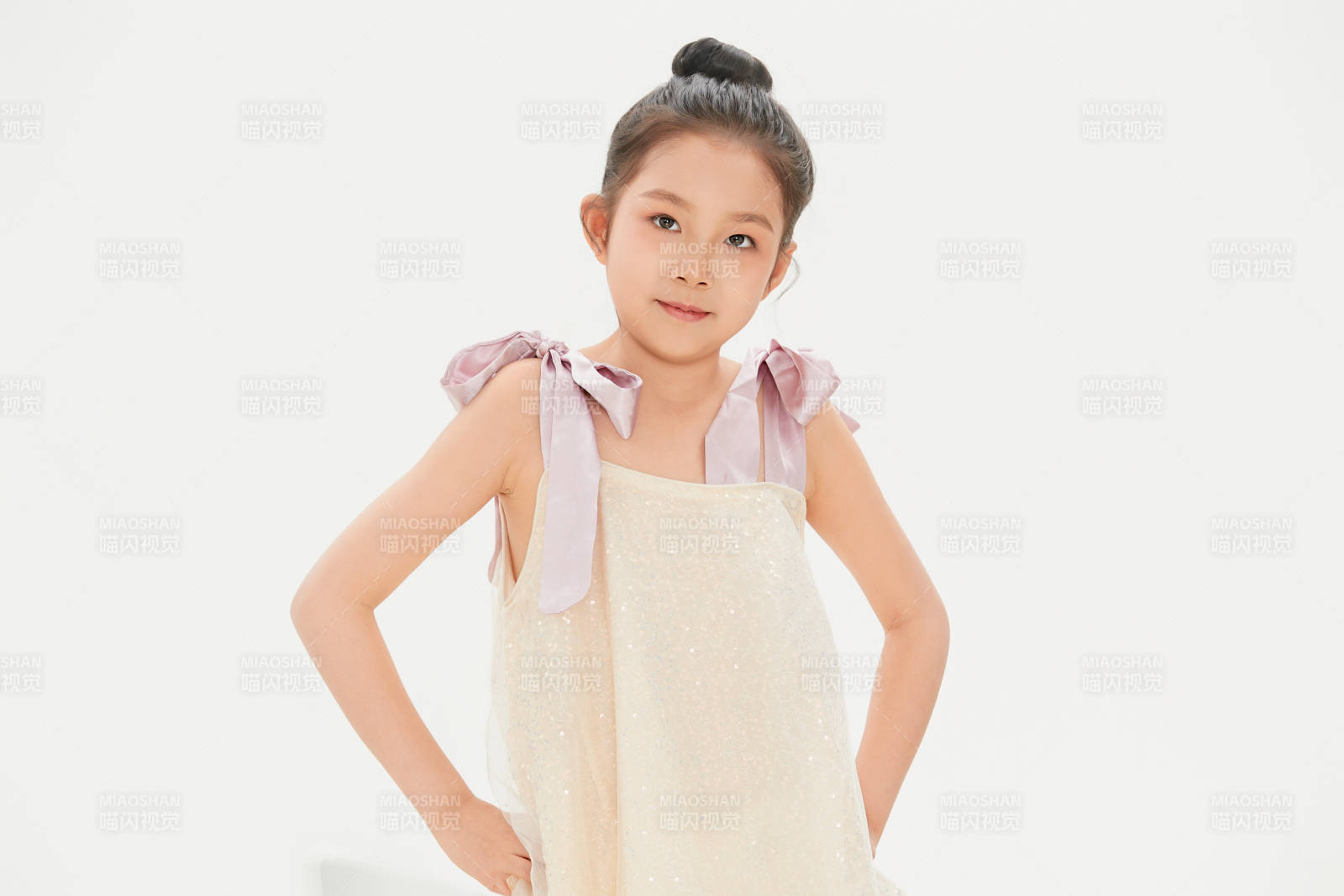 白色背景里的活潑可愛的中國小女孩兒童