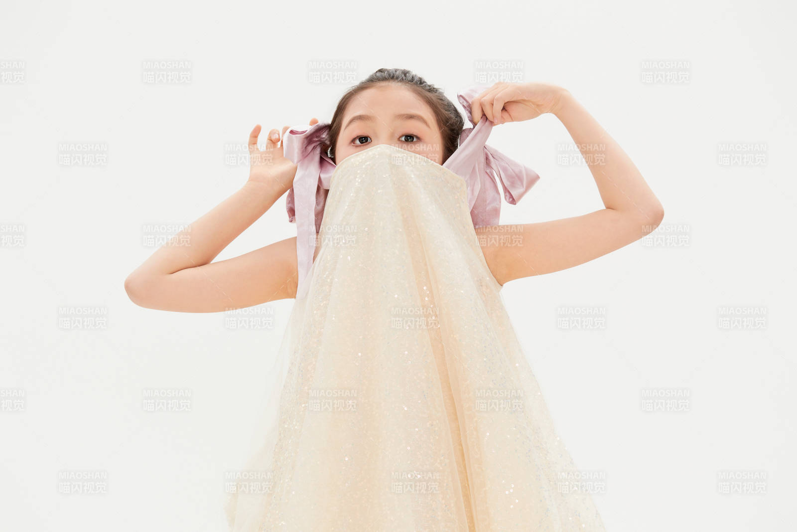 白色背景里的活泼可爱的中国小女孩儿童