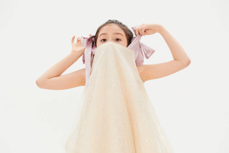 白色背景里的活泼可爱的中国小女孩儿童