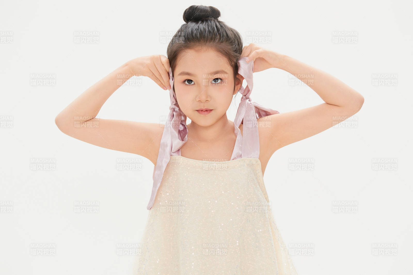 白色背景里的活泼可爱的中国小女孩儿童