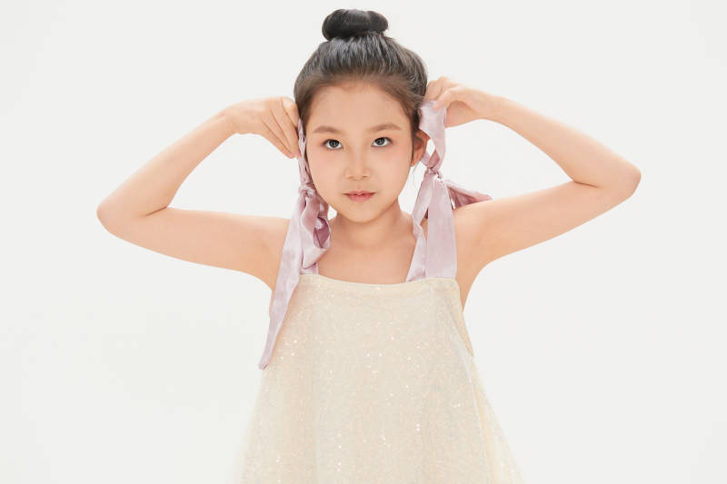 白色背景里的活泼可爱的中国小女孩儿童